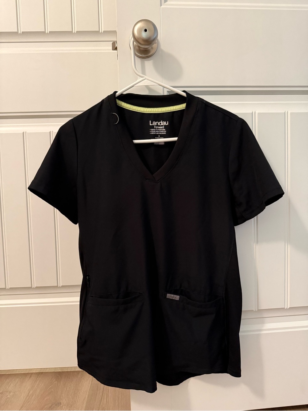 LANDAU FORWARD
3-Pocket V-Neck Rib Knit Top